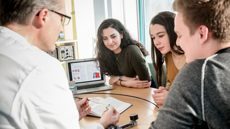 Professor im Austausch mit Studierenden - MHB - Immanuel Klinik Rüdersdorf - Immanuel Klinikum Bernau bei Berlin