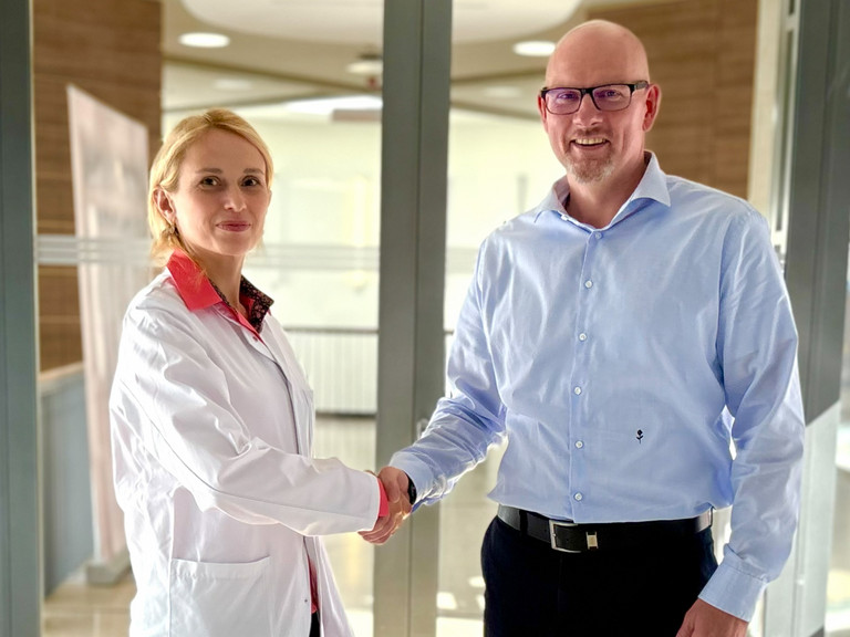 Klinik-Geschäftsführer Frank Volkmer (r.) begrüßt neue Chefärztin Dr. med. Irina Cepraga