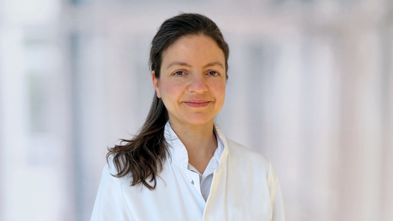 Portraitfoto von Dr. med. Elena Schlapakow, Oberärztin der Neurologie an der Immanuel Klinik Rüdersdorf, und das Logo von rbb24 zum TV-Interview über die Infektionserkrankung Lyme-Borreliose. Portraitfoto von Dr. med. Elena Schlapakow, Oberärztin der Neurologie an der Immanuel Klinik Rüdersdorf, und das Logo von rbb24 zum TV-Interview über die Infektionserkrankung Lyme-Borreliose.