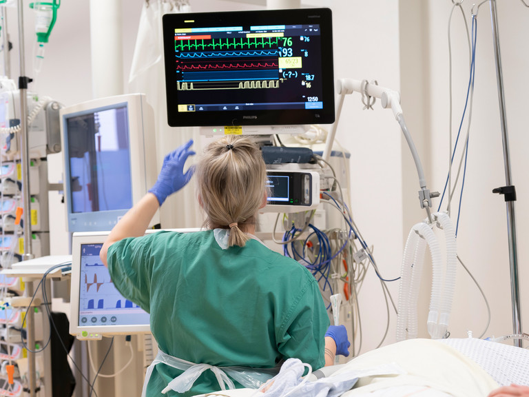 Pflegekraft prüft Werte von Patienten auf Monitor - Intensivmedizin - Immanuel Klinik Rüdersdorf