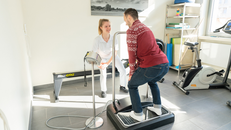 Physiotherapeutin leitet Patient an - Physiotherapie - Immanuel Klinik Rüdersdorf
