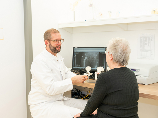Arzt im Gespräch mit Patientin - Alterstraumatologisches Zentrum - Immanuel Klinik Rüdersdorf