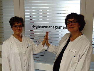 Das Hygienemanagement der Kliniken in der Immanuel Diakonie: Leitende Hygienefachschwester Marion Baldy (links) und Leitende Hygieneärztin Doris Cesarz.