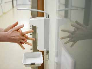 Händedesinfektion im Krankenhaus - fünf Indikationen schreiben vor, wann und wo Klinikpersonal die Hände reinigen muss.